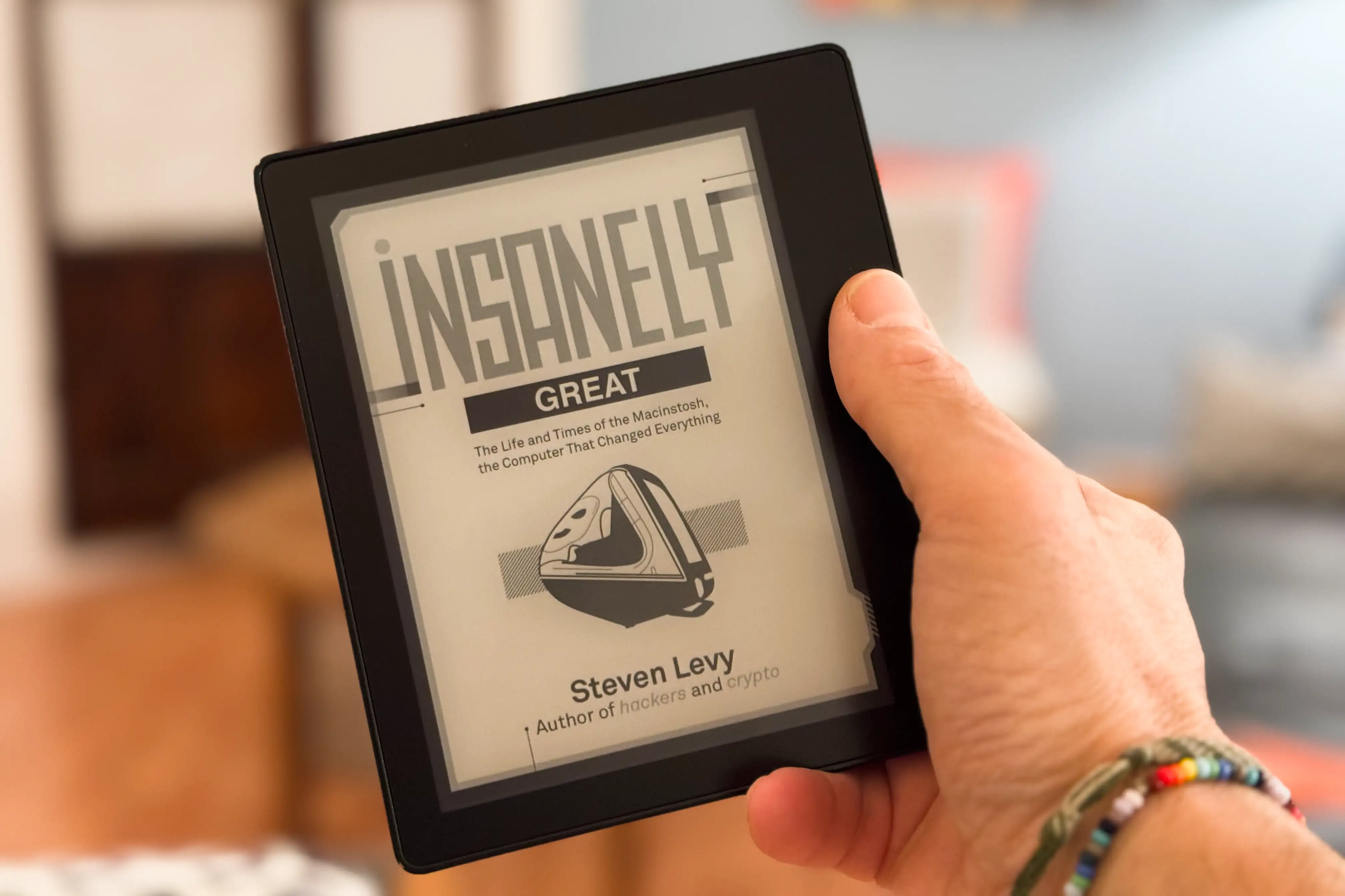 Holding my 1st generation Kindle Oasis in my right hand